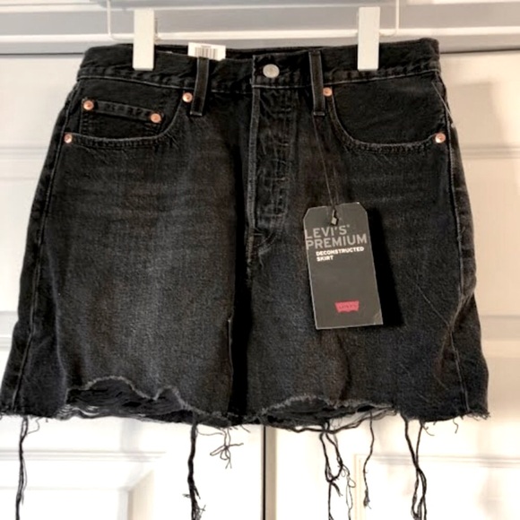 NWT LEVI'S High-rise Black Wash Denim Deconstructed Mini Jean Skirt 28 Medium - Picture 2 of 5